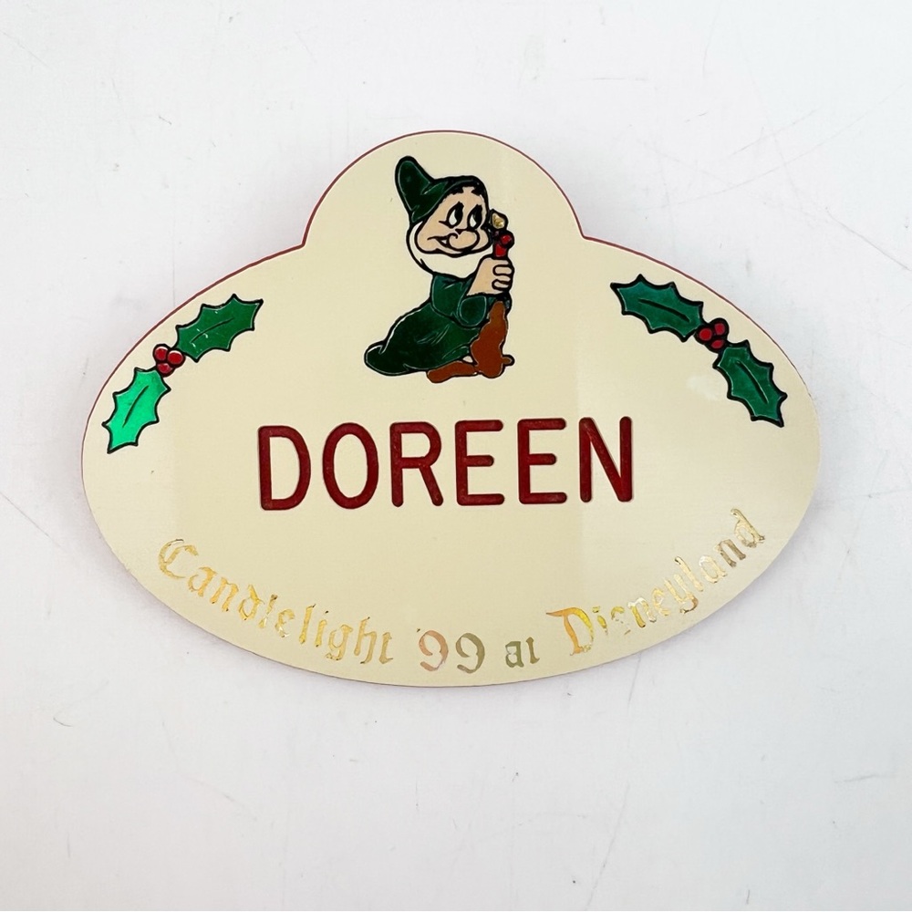 Vtg 1999 Disneyland Candlelight Cast Member Name Tag Doreen Pin Bashful Dwarf